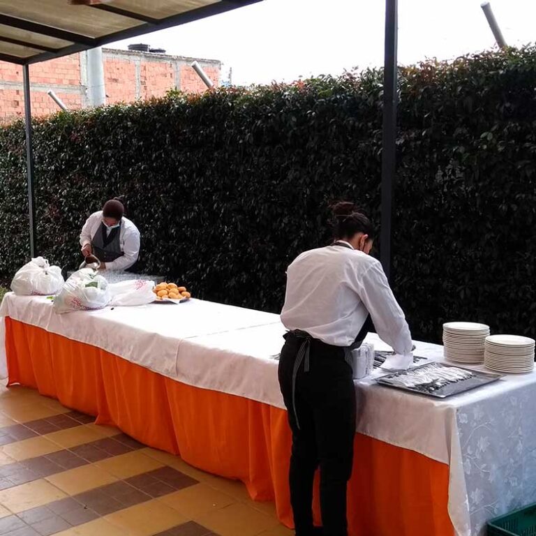 desayunos-almuerzos-estacion-de-cafe-menfix-eventos